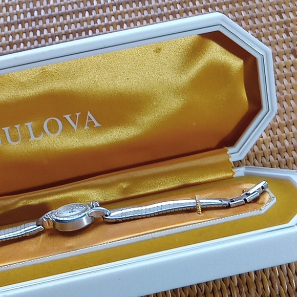 Ladies Bulova watch in box, 10 kt. Gold Lady Bulova Petite - Picture 7 of 16